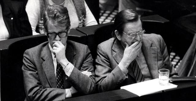 Ingvar Carlsson och Olof Palme i riksdagen 1983. Peter Dietrich / TT / TT NYHETSBYRÅN