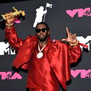 Sean Combs tar emot pris på MTV Music Awards, september 2023.