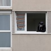 Polis i gärningsmannens lägenhet.