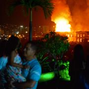 Människor tittar på branden i Rio de Janeiro.
