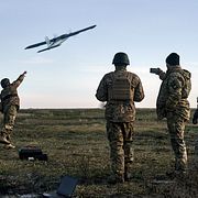 Ukrainska soldater skickar en drönare mot ryska positioner. Libkos / AP