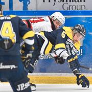 HV:s Adam Almquist faller med Malmös Ilari Filppula .