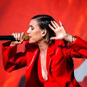 Lykke Li uppträder på musikfestivalen Lollapalooza på Gärdet i Stockholm år 2019.