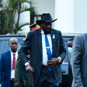 Sydsudans president Salva Kiir Mayardit, iförd sin signaturaccessoar cowboyhatt, under ett statsbesök i Uganda i januari. 