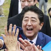 Arkivbild: Premiärminister Shinzo Abe hälsar på anhängare inför nyvalet senaste helg.