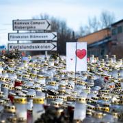 20 februari. Ljus och blommor på minnesplatsen utanför Risbergska skolan i Örebro.