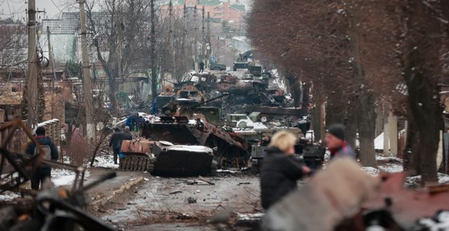 Förstörda ryska militärfordon i utkanten av Kyiv. Serhii Nuzhnenko / AP