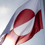 Grönlands flagga. Arkivbild från Nuuk. 