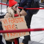 Rebellmammorna manifesterar för 1,5 graders-gränsen med att slå en ring runt riksdagen med 4,2 km röda halsdukar den 21 april som är Sveriges så kallade Overshoot Day (Den ekologiska skuldens dag).  