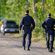 Flera polispatruller är på plats.