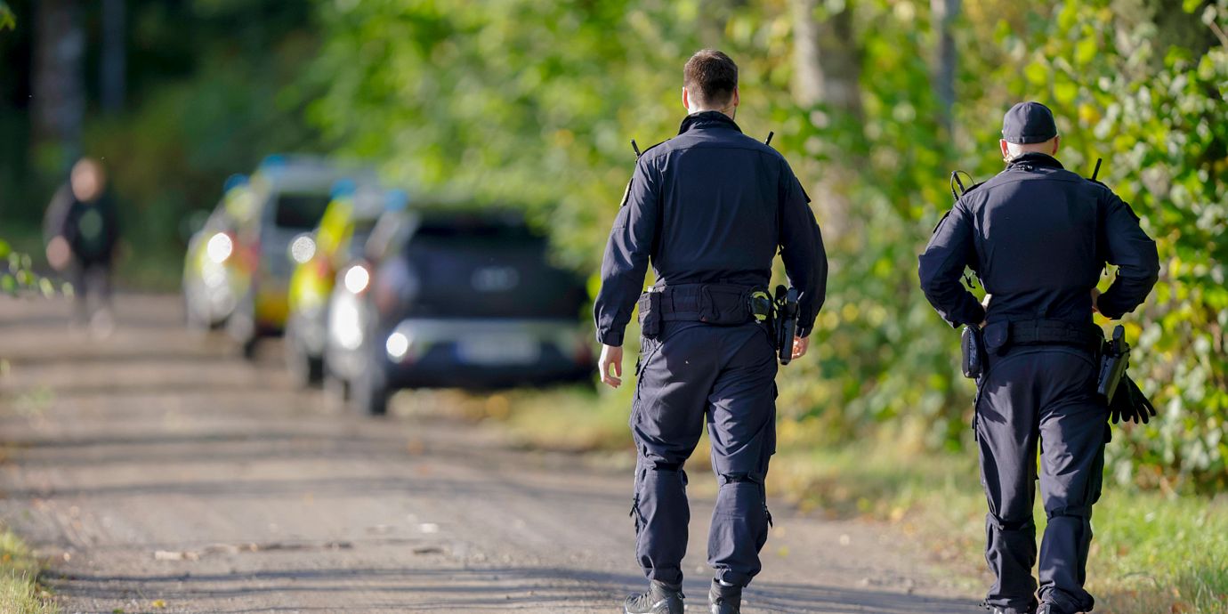 Flera polispatruller är på plats.