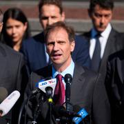 Justin Nelson håller pressträff vid New Castle County Courthouse i Wilmington, Delaware.