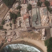 Satellitbilder från Vantor visar byggnader i Playa Puerto Viejo La Guaira den 22 juni 2026 (till vänster) och samma område efter jordbävningen den 25 juni 2026.
