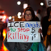 Shellie Rodgers protesterar mot ICE våld i Kansas tidigare i veckan.