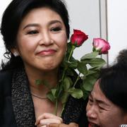 Yingluck Shinawatra hälsar på sina anhängare vid Thailands högsta domstol tidigare i augusti.