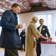 Lettlands president Raimonds Vejonis och hans fru Iveta Vejone röstar i Riga. 