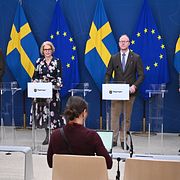 Finansminister Elisabeth Svantesson (M) håller en pressträff tillsammans med Jakob Olofsgård, socialförsäkringspolitisk talesperson (L), Ludvig Aspling, migrationspolitisk talesperson (SD) och Hans Eklind, ekonomisk-politisk talesperson (KD).