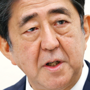 Brottsplatsen i Japan/ före detta premiärminister Shinzo Abe. 