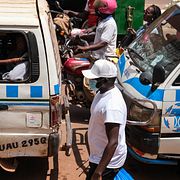 Människor med munskydd i Kampala i Uganda.