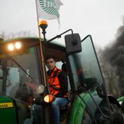 Franska bönder blockerar en rondell i Fontainebleau, söder om Paris, fredag den 26 januari. 