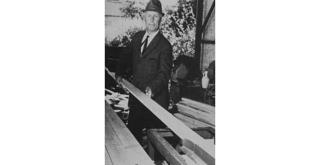 Året är 1925 när Axel Bergkvist startar ett sågverk i Insjön i Dalarna.  Bilden är tagen vid ett senare tillfälle.  