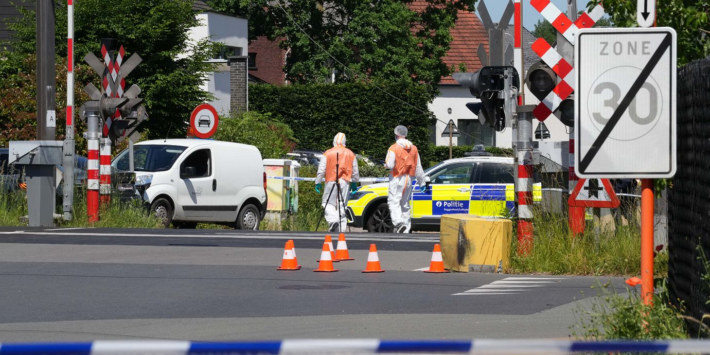 Polis och räddningspersonal på plats vid olyckan.