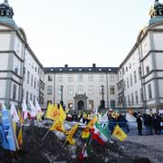 Demonstranter vid Svea hovrätt när dom för den utpekade bödeln Hamid Noury meddelas. Noury får livstidsstraff för grovt folkrättsbrott och mord efter massavrättningar av politiska fångar i ett iranskt fängelse 1988. 