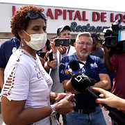 Angelica Green pratar med reportrar utanför brottsplatsen i Hialeah, Florida.