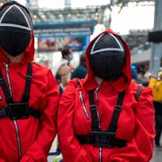 Två besökare vid New York Comic Con utklädda till karaktärer från Netflix populära serie ”Squid Game”. 