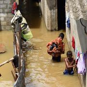 Kraftiga regn i Sri Lanka tros ha krävt hundratals människors liv.