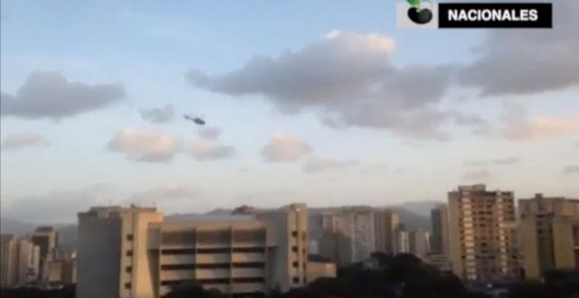 En polishelikopter flyger över Venezuelas högsta domstol. REUTERS TV / TT NYHETSBYRÅN