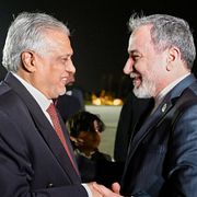 Irans utrikesminister Abbas Araghchi välkomnas av Pakistans utrikesminister Ishaq Dar.