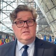 Justitieminister Gunnar Strömmer (M) på väg in till ett EU-möte i Bryssel i mars.