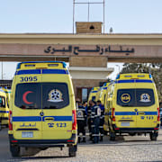 Ambulanser på rad på den egyptiska sidan av gränsen. 