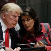 Donald Trump tillsammans med USA:s FN-ambassadör Nikki Haley. 