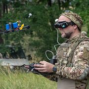 En ukrainsk soldat styr en FPV-drönare.