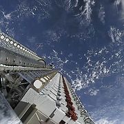 60 Starlink-satelliter inför utplacering (2019).