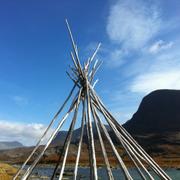 En struktur av en kåta vid Kungsleden i Lappland.