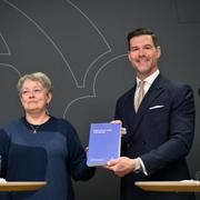 Migrationsminister Johan Forssell (M) och den särskilda utredaren Kirsi Laakso Utvik.