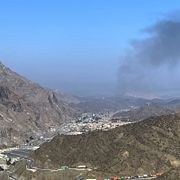 Rök stiger från den afghanska sidan av gränsen efter att striderna mellan länderna blossat upp igen den 28 februari.