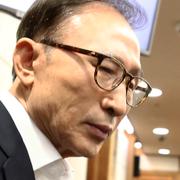 Sydkoreas tidigare president Lee Myung-bak i domstolen i Seoul på onsdagen. 