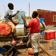 Stora delar av vatten- och elförsörjningen har slagits ut i huvudstaden Khartoum.