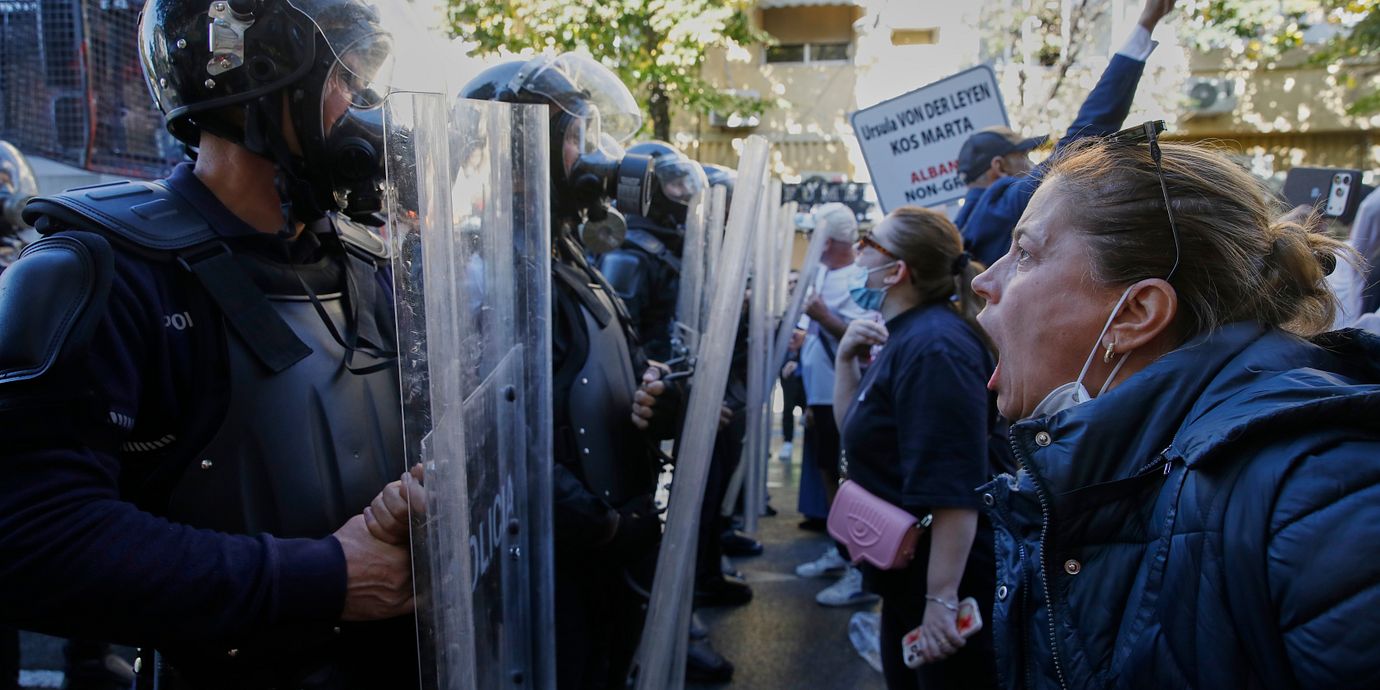 En bild från Tirana, där flera våldsamma protester ägt rum den senaste veckan.