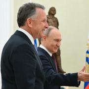 Arkivbild. Donald Trumps sändebud Steve Witkof och Vladimir Putin. 