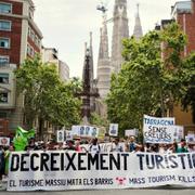 Människor demonstrerar mot den så kallade överturismen i Barcelona