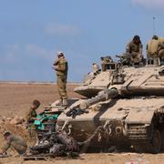 Illustrationsbild: Israeliska soldater reparerar sin stridsvagn på gränsen till Gaza den 9 september 2025. 