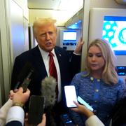 Donald Trump och Karoline Leavitt ombord på Air Force One. 