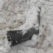 Ett fragment som tros vara en del av den ryska hypersoniska roboten av typen Oresjnik som slog ner i Lvivregionen. Fotot har tillhandahållits av Ukrainas säkerhetstjänst.