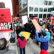 Många demonstrerar mot den föreslagna arbetsmarknadsministern.