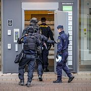 Polis och tekniker på plats vid fastigheten förra året.